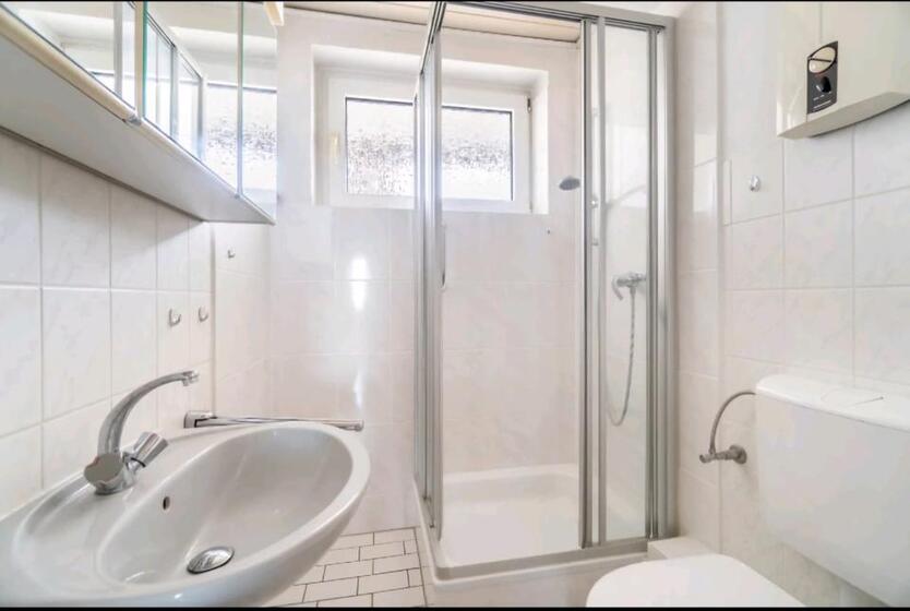 Renoviertes 2 Zimmer Apartment mit Küche, Balkon in Düsseldorf zimmer