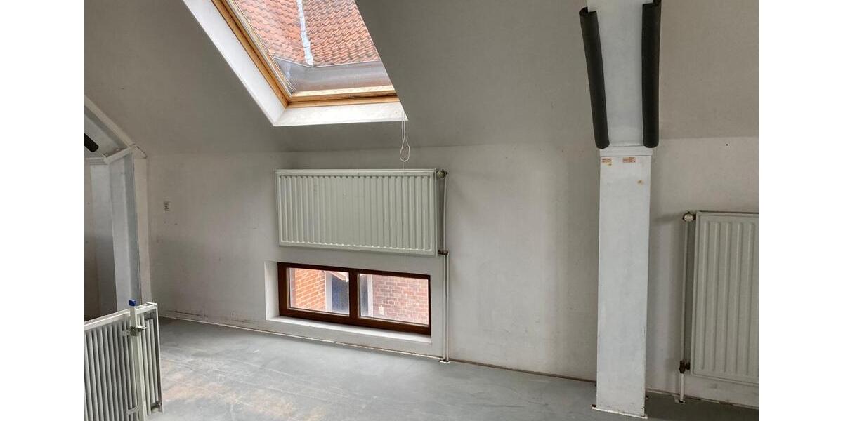 Onlinehandel Lager Hobbyraum mit Büro und Toilette zimmer