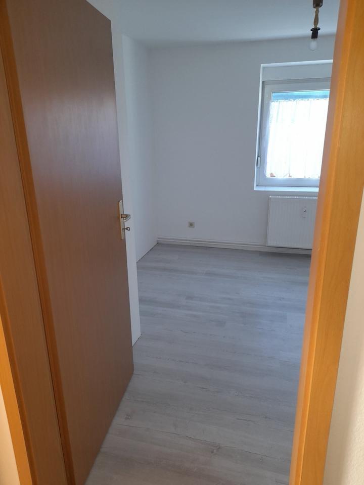 Biete schöne zwei Raum Wohnung