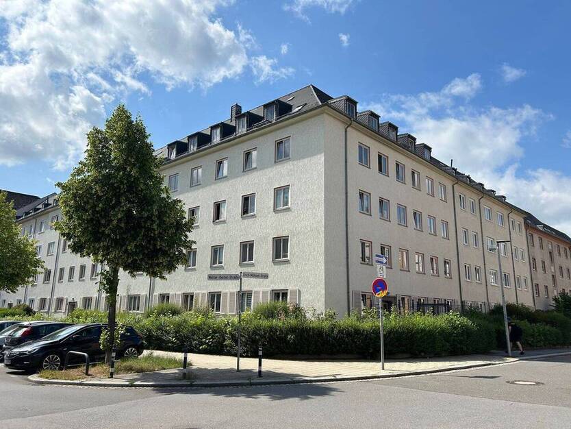 großzügige 3-Raum-Wohnung mit Einbauküche, Balkon