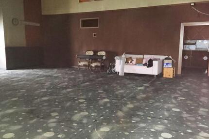 EHEMALIGER KINO-SAAL ALS LAGERFLÄCHE MIT BÜRO ZU VERMIETEN zimmer