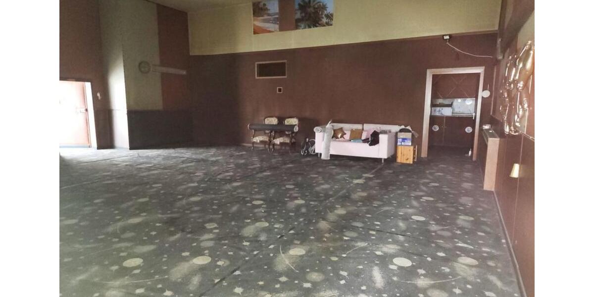 EHEMALIGER KINO-SAAL ALS LAGERFLÄCHE MIT BÜRO ZU VERMIETEN zimmer