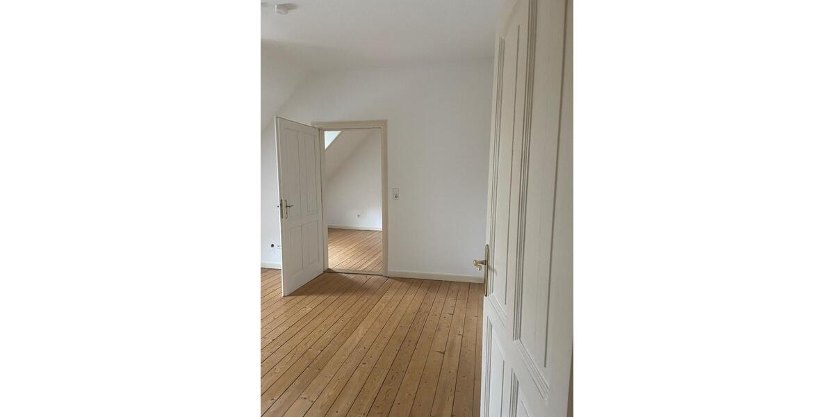 Dachgeschoßwohnung Wiesbaden Biebrich - 4 Zimmer, 105 m&sup2;, 1.190&euro; | Angebot:23487974