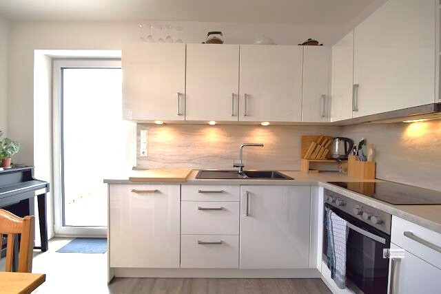 2-Zimmer-OG-Wohnung + 65,80 m² Wohnfläche + Aufzug + Balkon + Carport + EBK kann übernommen werden