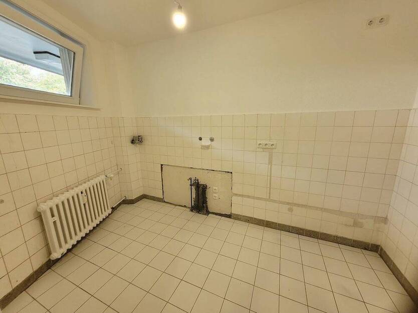 Neue Familie gesucht für Wohnung mit Balkon und frisch saniertem Wannenbad.