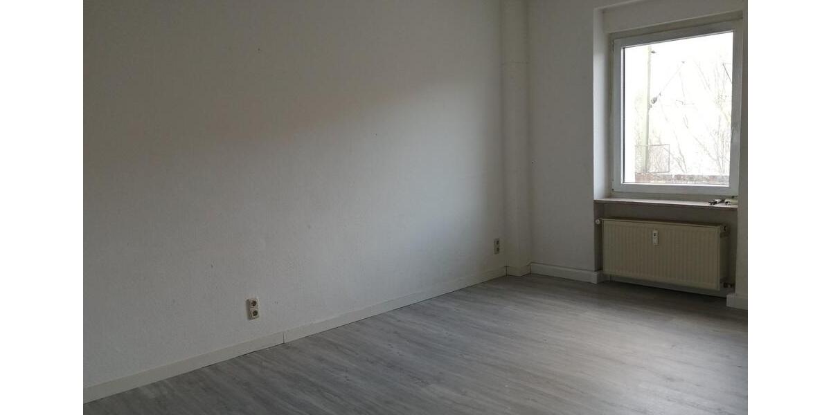 Helle Altbau-Wohnung mit 3 Zi - Kü - Bad - Terrasse - 1Stellplatz 3 zimmer