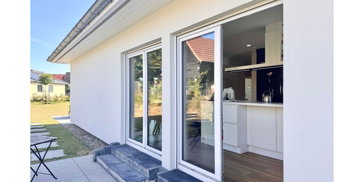 Jetzt Miete möglich! Winkelbungalow 5 km bis Neubrandenburg, Baujahr 2022, Doppelgarage, EBK,Carport - Einfamilienhaus Sponholz | Angebot:25929684