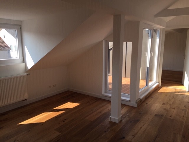 Neuwertige 3-Zimmer-DG-Wohnung mit Loggia und KFZ-Stellplatz Nbg-Schweinau 3 zimmer