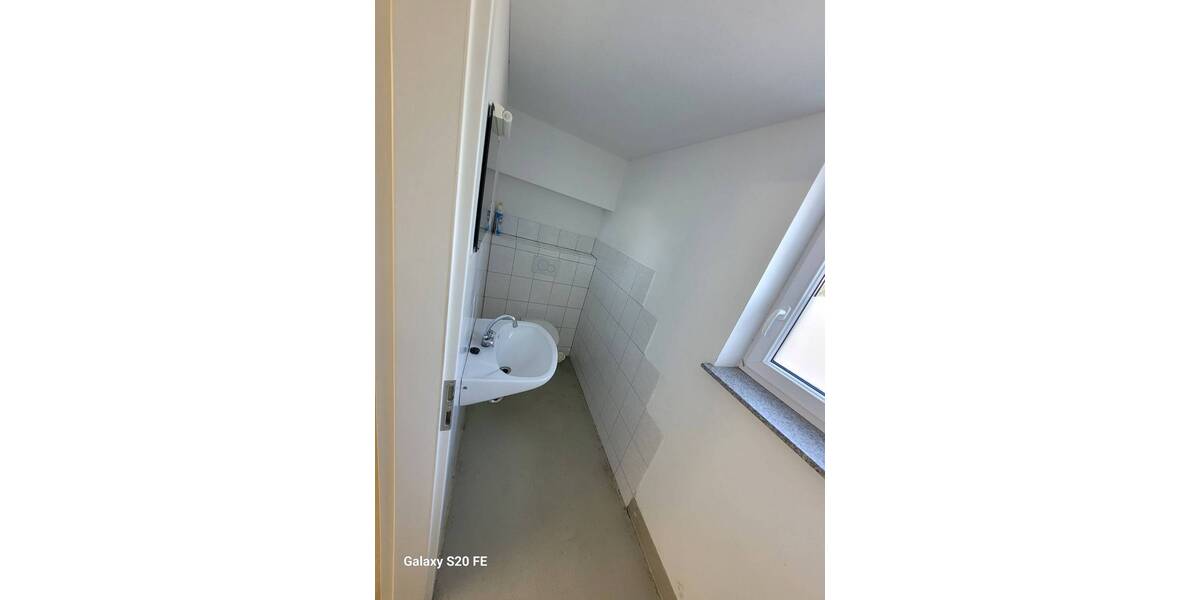 Gewerbehalle_Studio_Werkstatt mit Rolltor und Büro am Bahnhof Müllheim 2 zimmer