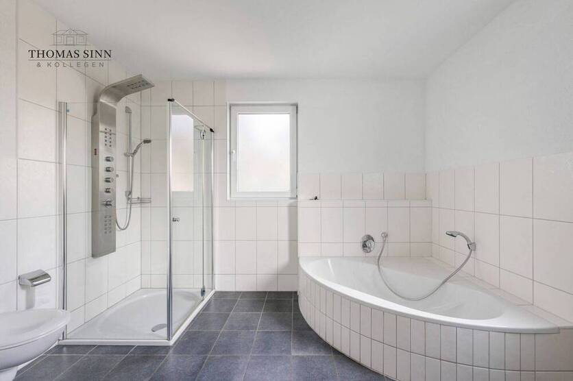 GEPFLEGTE 3,5-Zimmer-EG-Wohnung MIT GARAGENSTELLPLATZ UND SEPARATEM HOBBYRAUM IM SOUTERRAIN