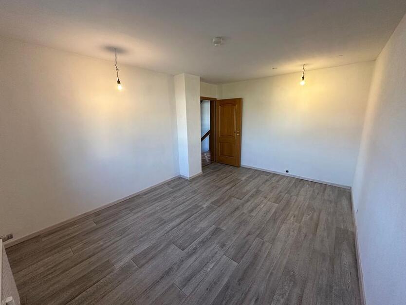 Großzügige 5-Zimmer-Wohnung, 155qm mit Garten und Stellplatz
