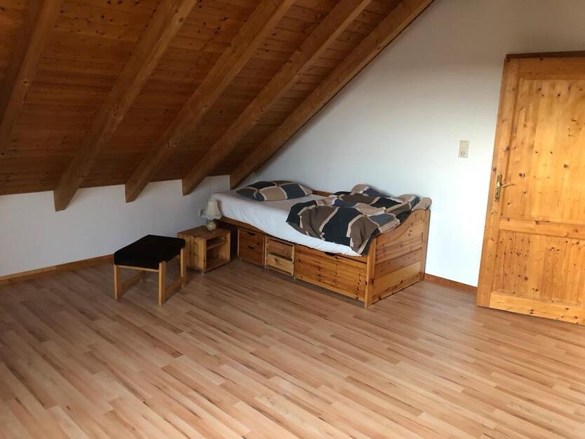 Vermiete ruhige zwei Zimmer Wohnung in 97268 Kirchheim zimmer