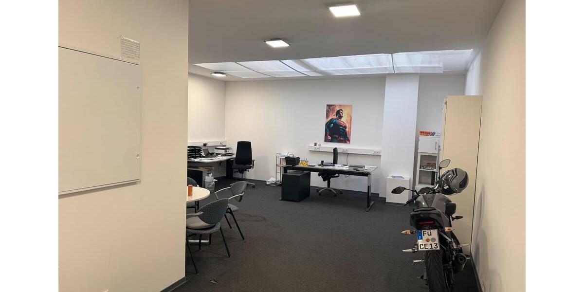 Wohnhaus und Wohnung und Lager mit Innenhof 80 m2 4 zimmer