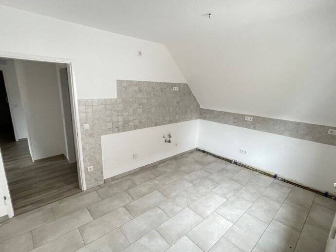 Großzügige, renovierte 3-Zi DG-Wohnung in Veitsbronn 3 zimmer