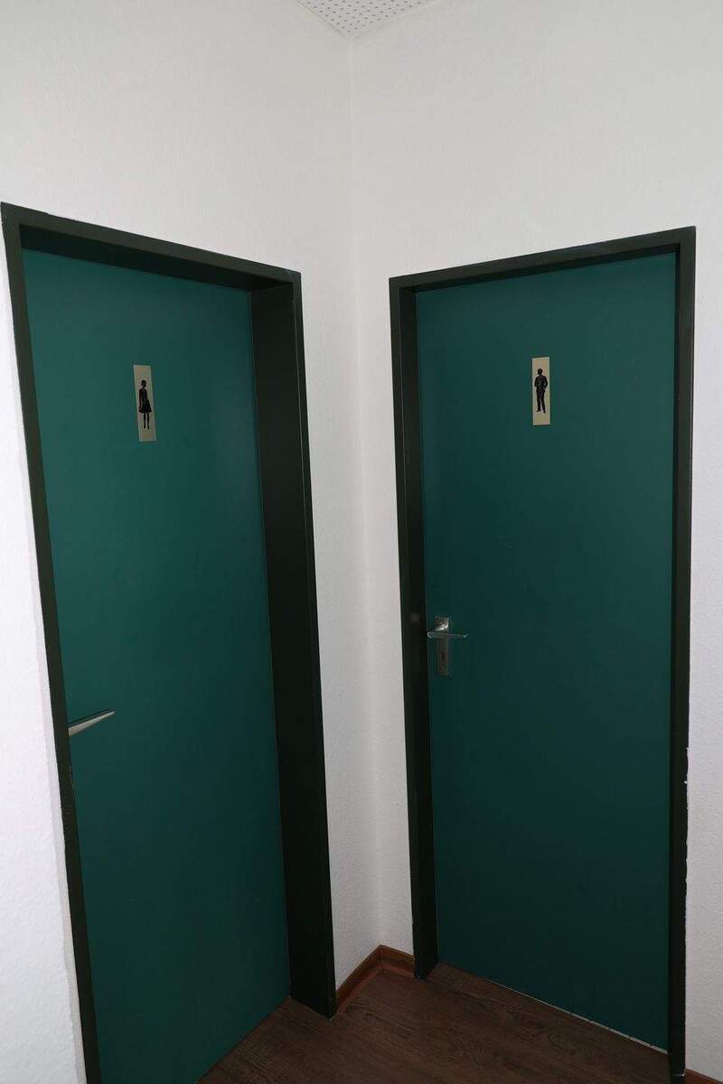 2 Büroetagen, 410m². 15 Büros, Inventar kann teilw. übernommen werden. 1 zimmer