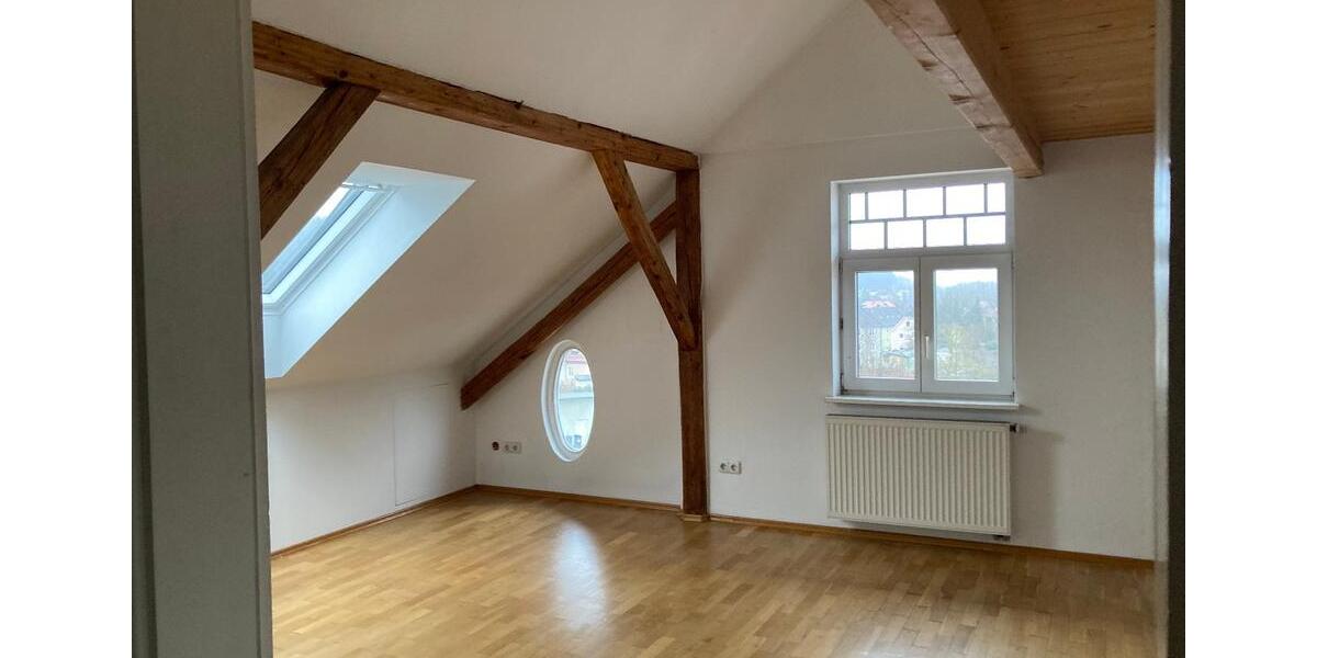 Dachgeschoßwohnung Trostberg - 4.5 Zimmer, 139 m&sup2;, 1.200&euro; | Angebot:24312237