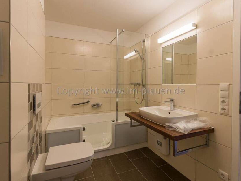 2 Zimmerwohnung mit Aufzug - modernes Bad mit BW-DU inkl. Badmöbel - Balkon - LED Beleuchtung