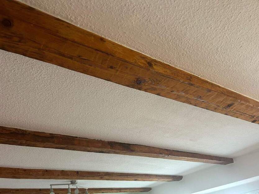 3-Raumwohnung mit Dachterrasse und Weitblick über Halle, Stellplatz, Einbauküche & dekorativen Sichtbalken! 3 zimmer