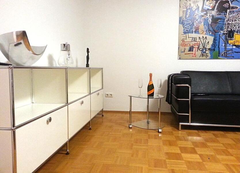 TOP-LAGE WESTEND: VOLLMÖBLIERTE 2-Zimmer Küche Bad Flur 7 m² SÜD-BALKON zum Garten