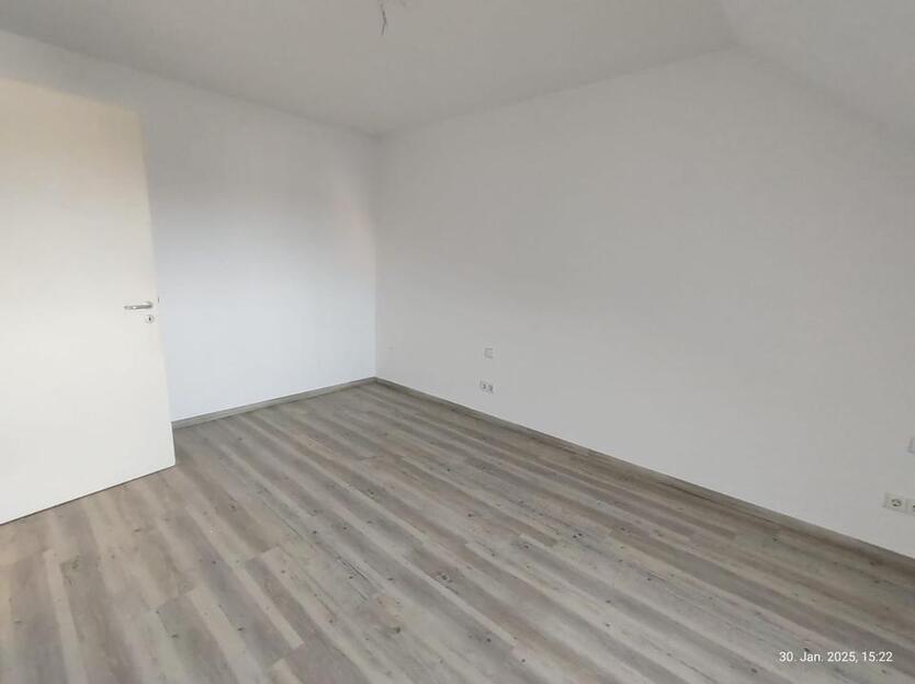 Uffenheim: Helle 2-Zimmer-DG-Wohnung mit Dachbalkon
