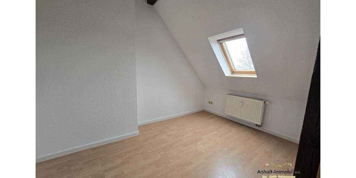 Dachgeschoßwohnung Bitterfeld-Wolfen Bitterfeld - 2 Zimmer, 37 m&sup2;, 296&euro; | Angebot:25851987