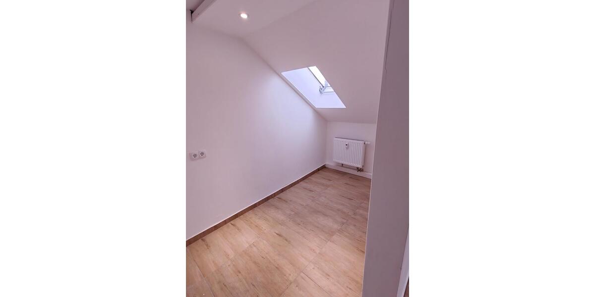 Dachgeschoßwohnung Crimmitschau - 3.5 Zimmer, 65 m&sup2;, 440&euro; | Angebot:25267386