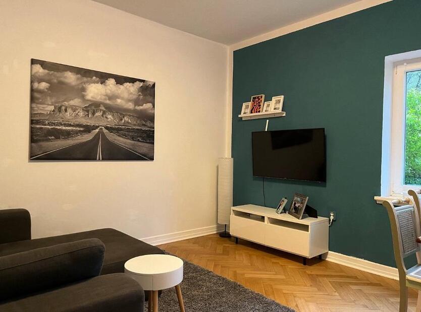 Wohnung Zwei WG Zimmer (Wz + SZ) an eine Person zu vermieten