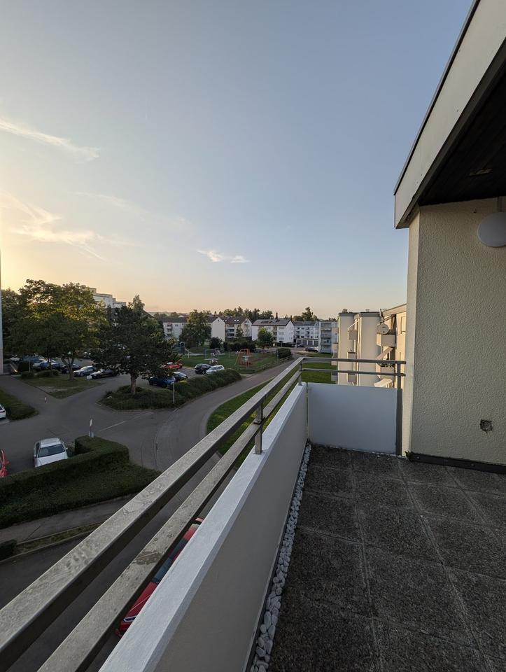 Erstbezug nach Sanierung mit Balkon: Schöne 2,5-Zimmer DG-Wohnung