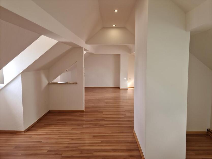 Zentrumsnahe Dachgeschoßwohnung in Schwandorf (OT Krondorf)
