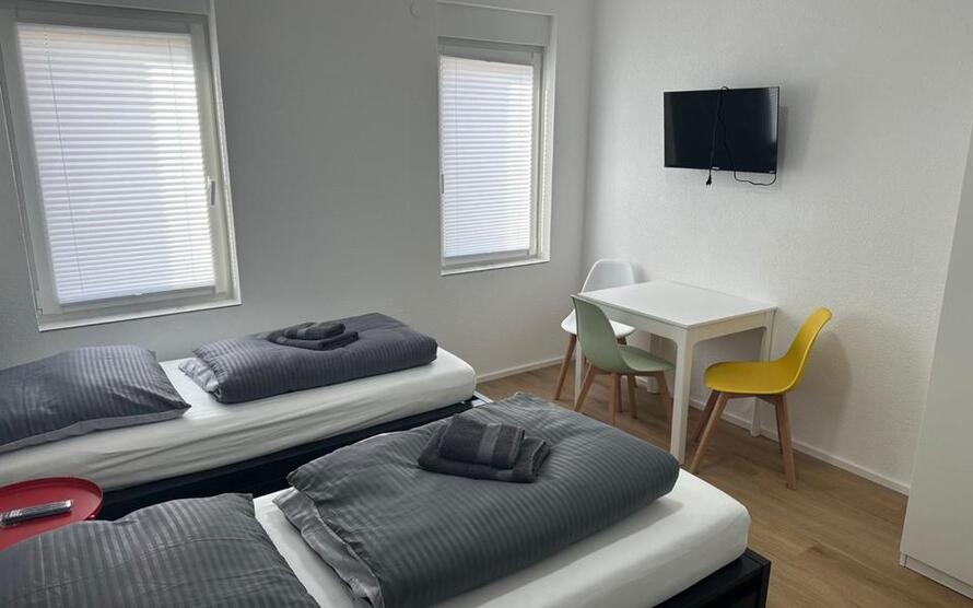 Gästezimmer mit TV, Internet, 2x EtagenduscheWC, Gästeküche, Waschmaschine und Trockner zimmer