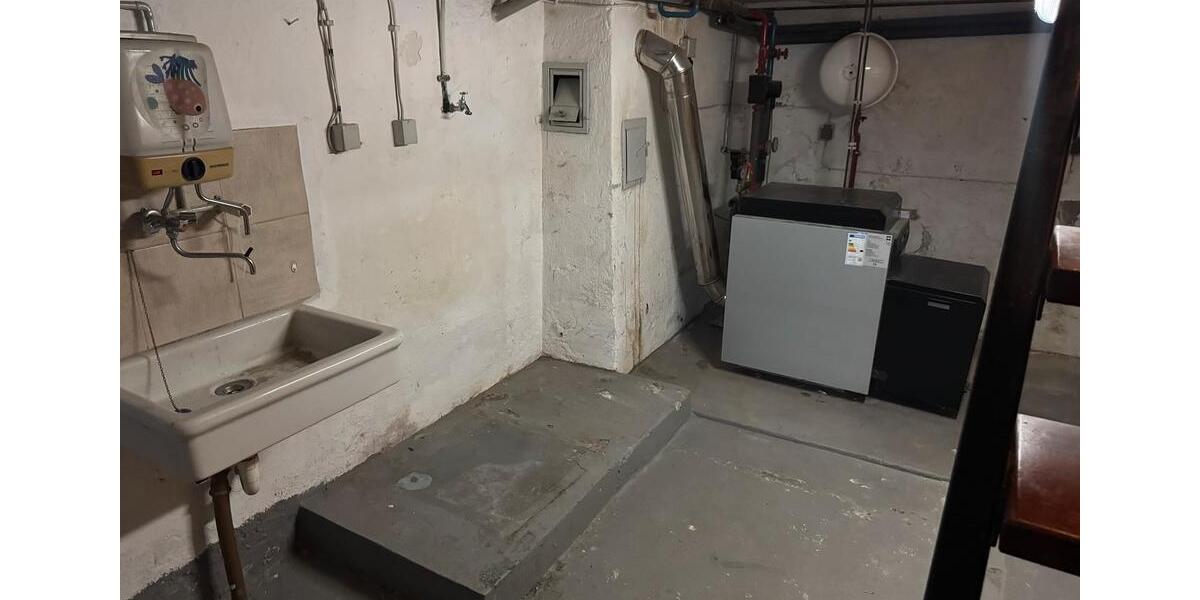 Einfamilienhaus mit 2 Garagen und großem Garten in Struthütten 6 zimmer