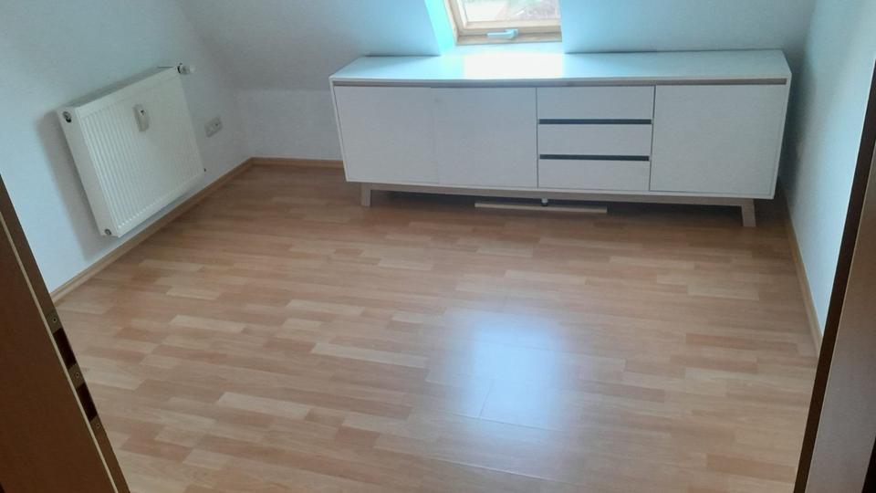 Dachgeschoßwohnung Oelsnitz (Vogtland) - 3 Zimmer, 52 m&sup2;, 240&euro; | Angebot:26109382