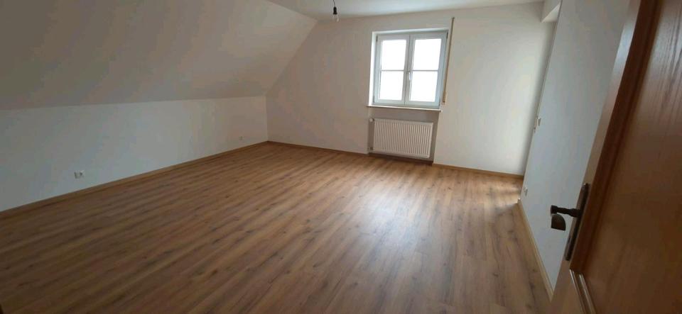 Frisch renovierte 4 Zimmer DG-Wohnung in Röhrmoos-Großinzemoos 4 zimmer