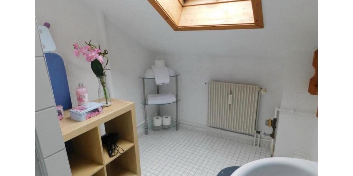 3-Zimmer-DG-Wohnung mit EBK – Möbliert 3 zimmer