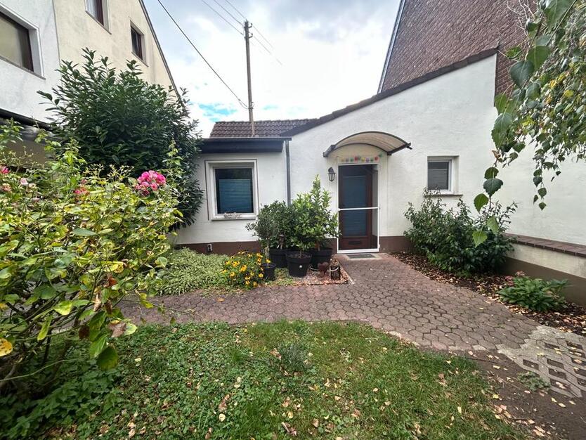 Teilmöblierte Wohnung (EFH) in Niederkassel