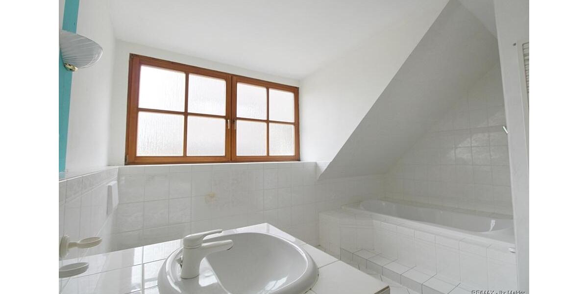 Etagenwohnung Roßtal - 4.5 Zimmer, 157 m&sup2;, 1.300&euro; | Angebot:26316253
