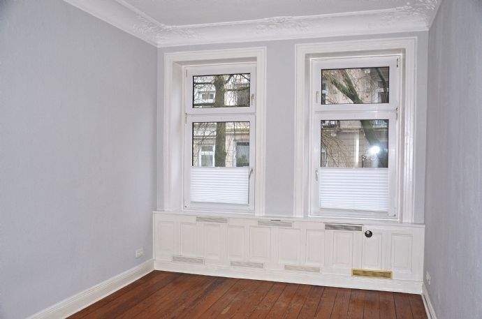 Gepflegte Altbau- ObergeschossWohnung mit überdachtem PKW-Stellplatz und guter Raumaufteilung in beliebter Wohnlage in Hamburg- Eimsbüttel