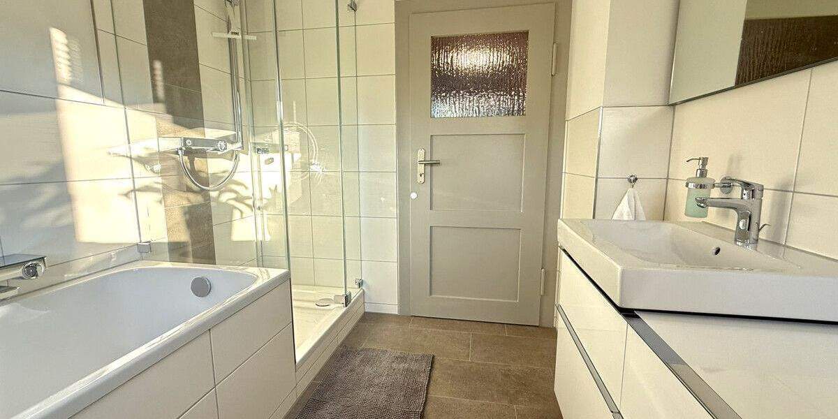 Erstbezug nach Ausbau: Stilvolle, möblierte Doppelhaushälfte mit Kamin, Garten & Carport in Chemnitz 4 zimmer