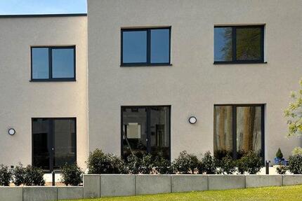 Haus Neuss - 4 Zimmer, 101 m&sup2;, 2.050&euro; | Angebot:26195894