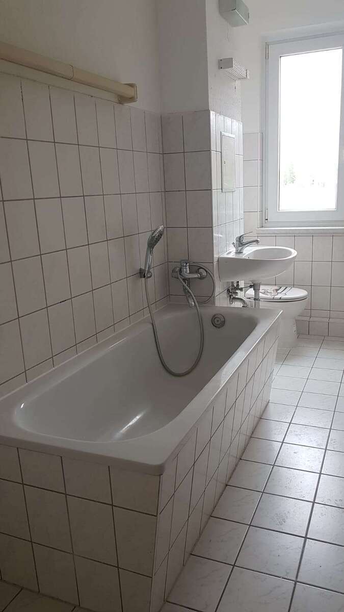 NEU -frisch renoviert. Gut geschnittene 4 Zimmer mit Balkon und Einbauküche! 4 zimmer