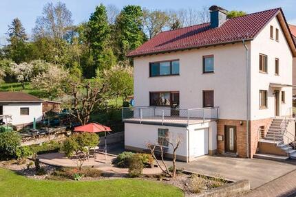 Großzügige Obergeschosswohnung mit Balkon, Dachgeschosszimmer und Kelleranteil – Ruhe und Komfort in Ringgau-Lüderbach“ 4 zimmer