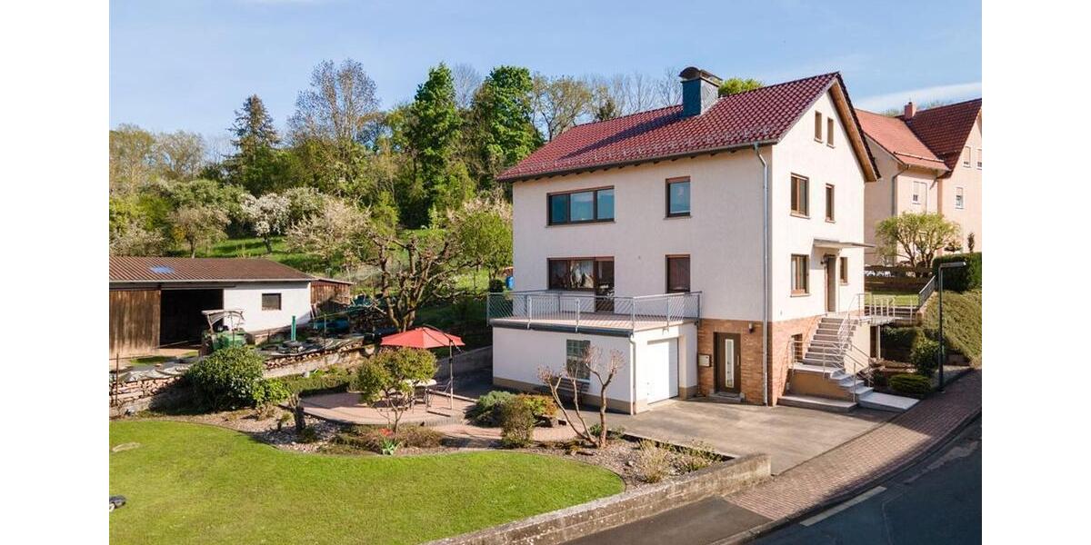 Großzügige Obergeschosswohnung mit Balkon, Dachgeschosszimmer und Kelleranteil – Ruhe und Komfort in Ringgau-Lüderbach“ 4 zimmer