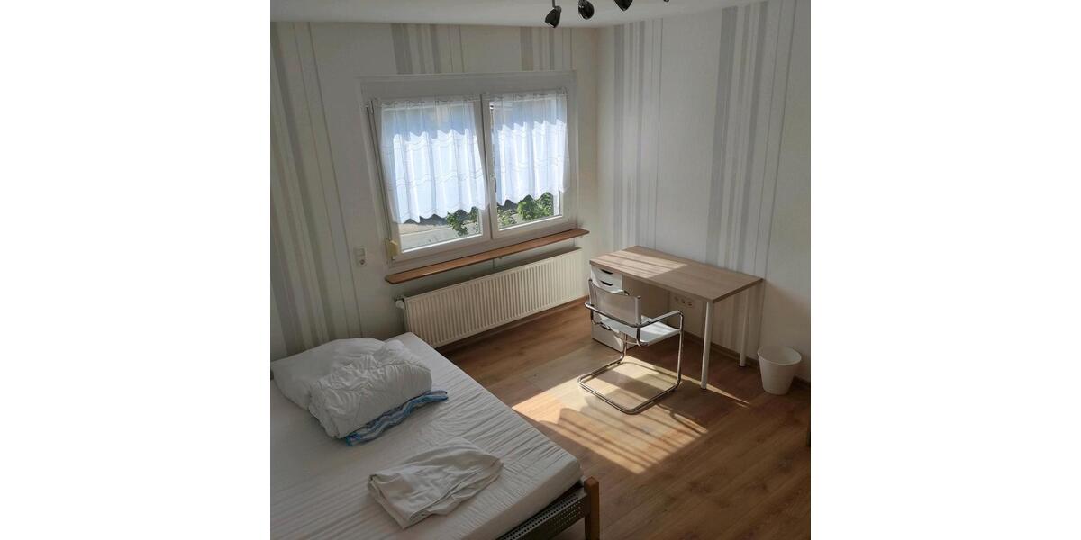 Möbelierte WG Zimmer in ruhiger Seitenstraße, ca 1500m zur Uni 4 zimmer