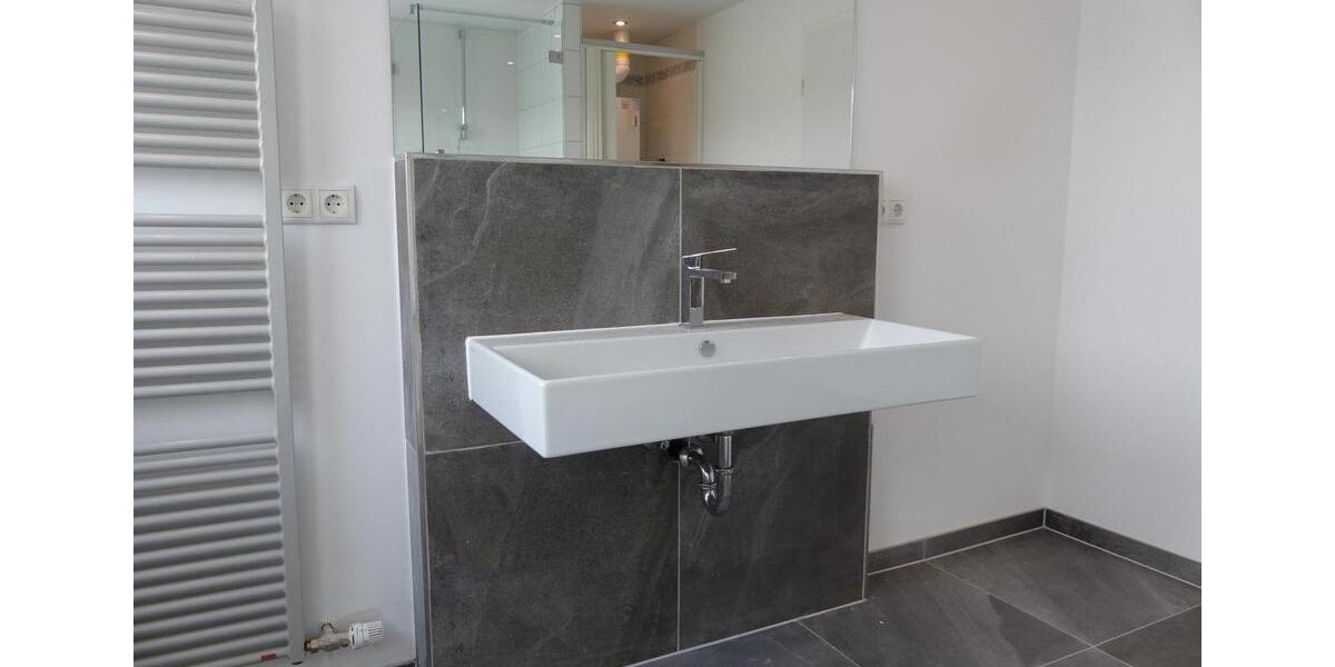 Helle, modernisierte 3-Zimmer Wohnung im DG mit Garage 3 zimmer