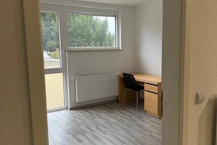 Möbliertes 18qm Zimmer - 5er Wohngemeinschaft, Nähe Mercedes 1 zimmer