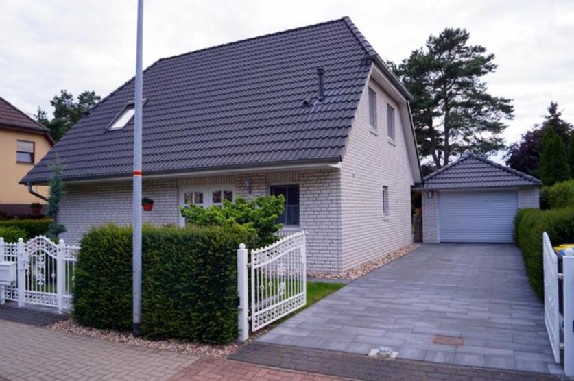 Einfamilienhaus mit Garage