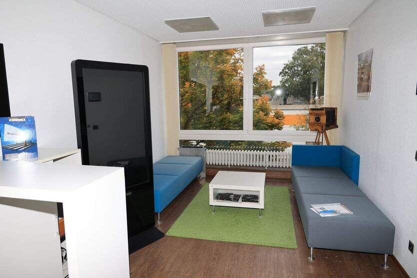 2 Büroetagen, 410m². 15 Büros, Inventar kann teilw. übernommen werden. 1 zimmer