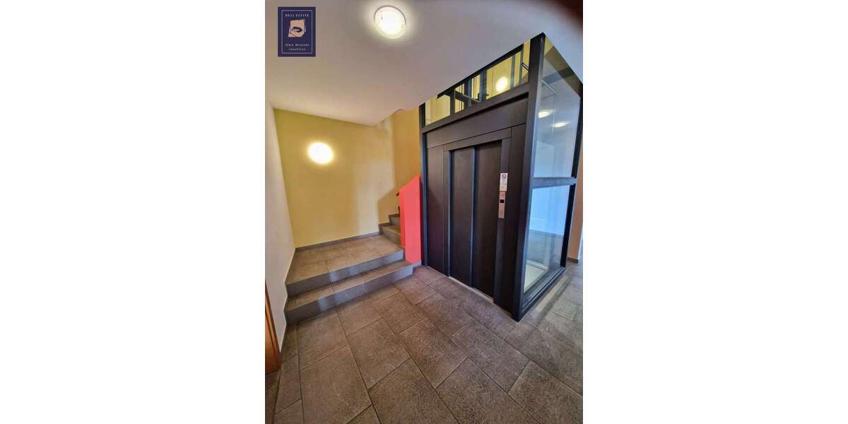 Firmenkomplex mit Garage und Einliegerwohnung 22 zimmer