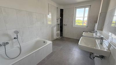 LICHTDURCHFLUTET WOHNEN MIT BALKON & AUFZUG 3 zimmer