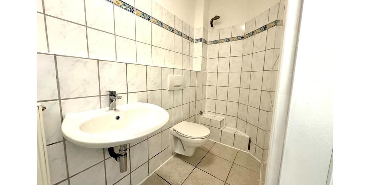 Neu sanierte Dachgeschosswohnung mit Einbauküche 1.5 zimmer